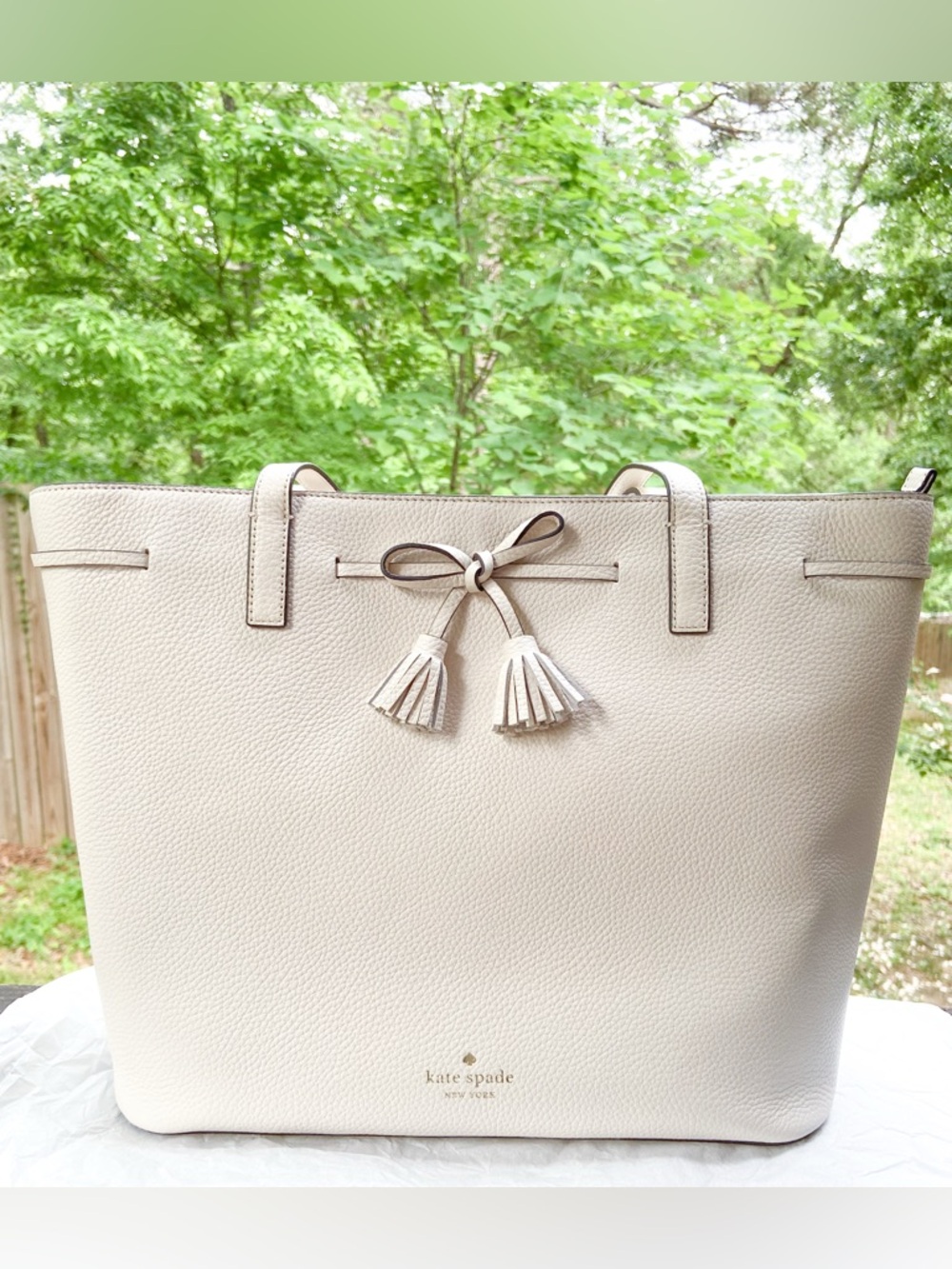 Kate Spade New York Hayes Top Handle Zip Tote. Elegant Leather Shoulder Bag